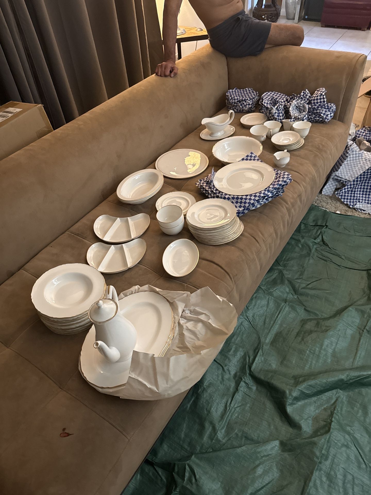 Royal Worcester “Strathmore” Fine Bone China – Full 12 Place Settings + Serving Pieces