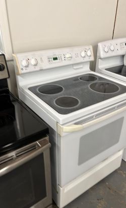 GE Electric Glass-Top Range — White, 4 burners, clean and ready