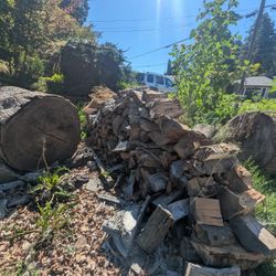 Cord of Dried Red Oak Firewood