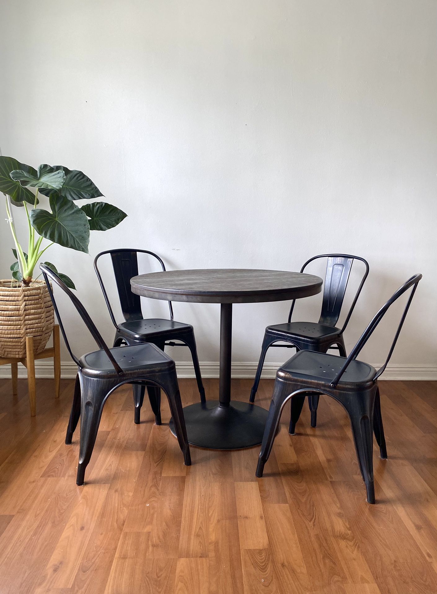 Dining Table And Chairs Set 