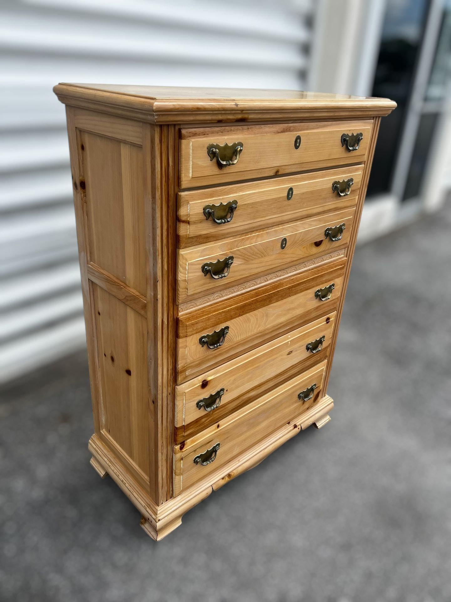 Solid Wooden Rustic Pine 6 Drawer Tall Bedroom Dresser Bureau Chest! All drawers work great. Top right edge has a split in the wood trim. DELIVERY AVA