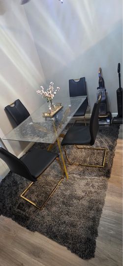 ✨ Modern glass dining table with 4 chairs – Excellent condition