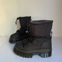 Dr. Martens Audrick Black Padded Winter Snow Boots Women’s Size 7 Platform Grip Sole Buckle Strap Waterproof Style / Botas Dr. Martens Audrick Negras 