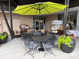 Outdoor Black Lattic Round Umbrella Table & 4 Chairs w/ Bright Green Tilting Umbrella