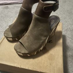 Mattise Genuine Leather Women Size 8 Platform Heels