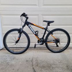 TREK 3500 mountain bike. 26 tires. 21 speed.16" ALUMINUM frame. Everything works