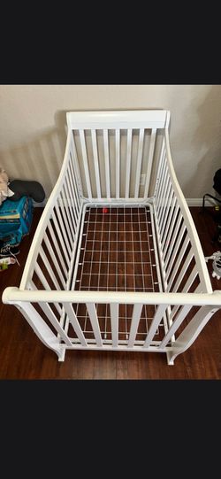 White Wood Baby Crib with Wire Spring Base