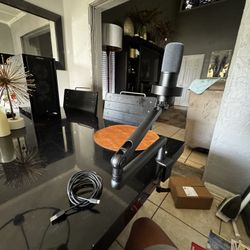 FIFINE DYNAMIC MICROPHONE WITH BOOM ARM
