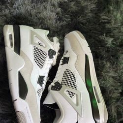 Jordan 4 Millitary Black