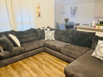 🛋️ Modern Plush Sectional Couch – Like New (10 Months Old!) 🛋️