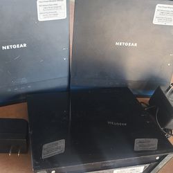 NETGEAR ROUTER $40 Cada Uno O $100 Por Los 3