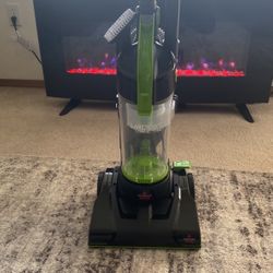 Bissell, Vacuum Cleaner Like New Works Great!