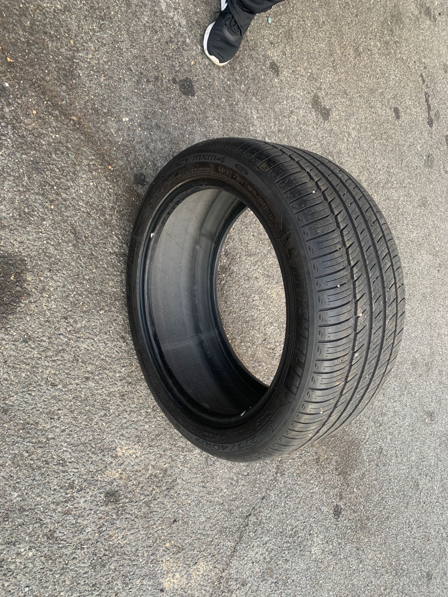 275/40/19 almost new tires just had for 1 month my car got total loss run flat tires michelin tires