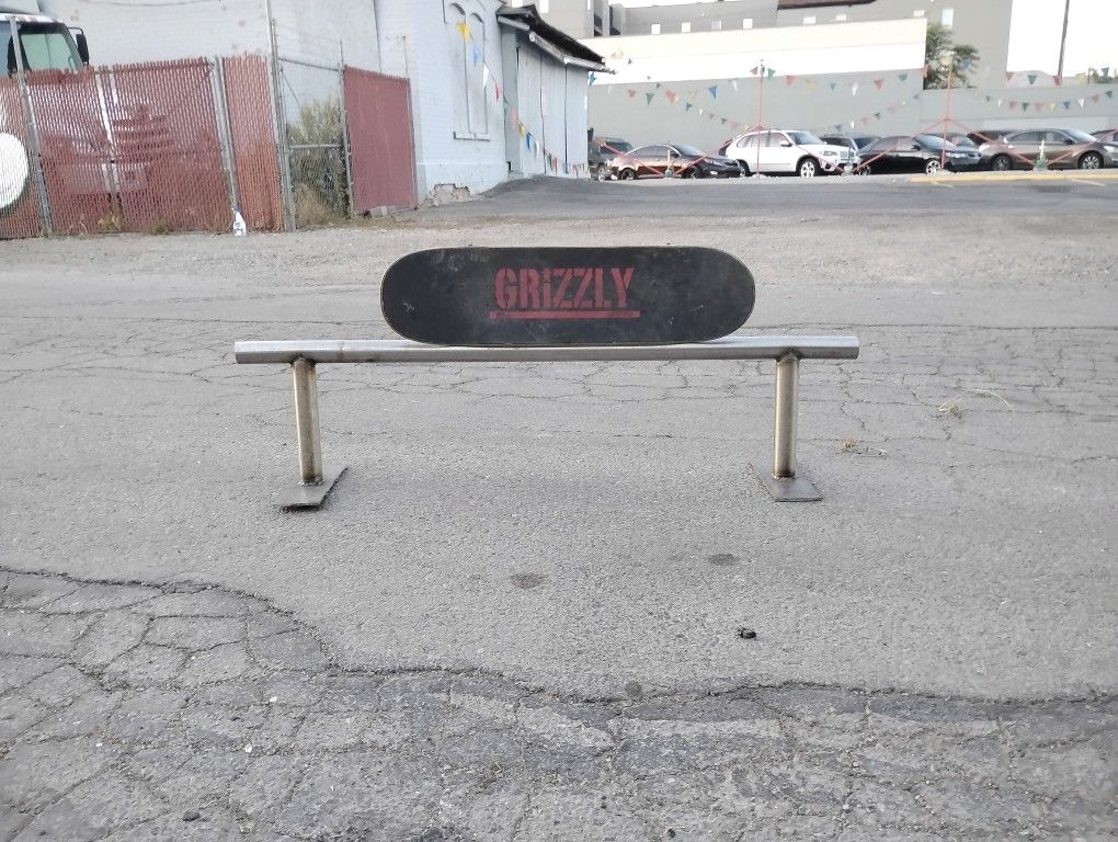 Skateboard/Rail Combo