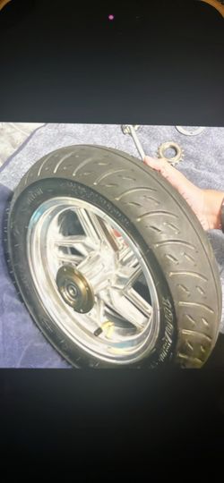 Come get a razor rear sumo tire with sprocket and axle chrome rim 10 inch