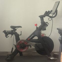 PELOTON BIKE 