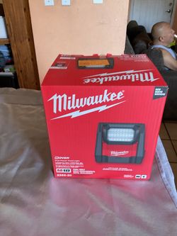 Milwaukee M18 ROVER Dual Power Flood Light