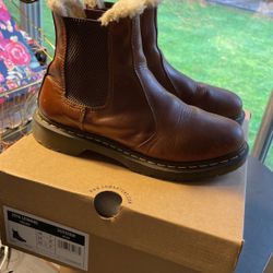 Dr. Martens Womens 9