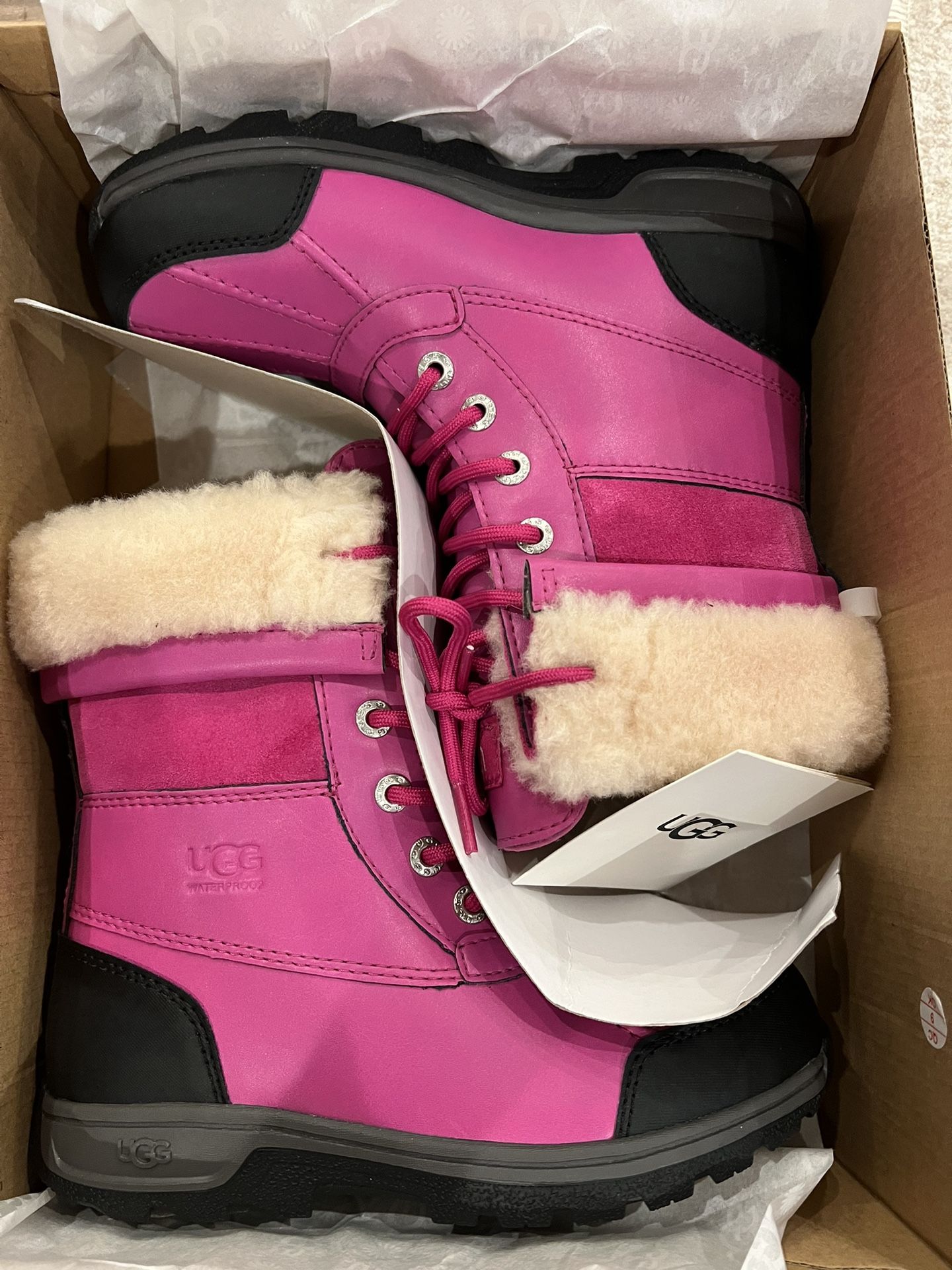 NEW. UGG. Girl. Size 2