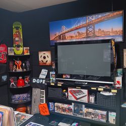 42" TV , W/ REMOTE , ROKU & Indoor TV ANTENNA 