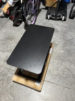 Adjustable standing desk