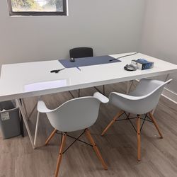 Modern and chic white desk barely used