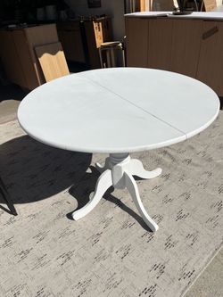 39” White Round Pedestal Dining Table