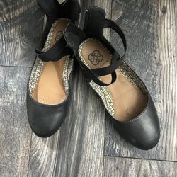 Black size 8 Daisy Fuentes Shoes