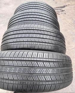 255/55/20 pirelli 📍📍 Vendo un set de llantas con 80% de vida las 4 📍🌟