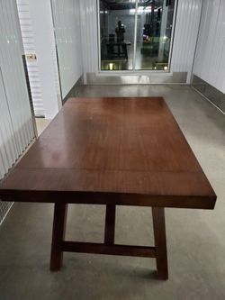 Mesa De Madera De Comedor Usado Para 6 O 8 Sillas Pero No Tiene Sillas Solo Mesa