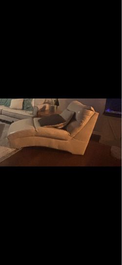 Free white Chaise lounge