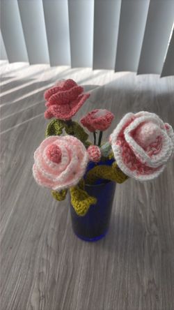 2different color pots and 4 beautiful Handmade Crochet Rose- new brand