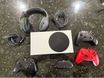 XBOX series S with 1TB expansion card, 3 controls, keyboard, wireless headset