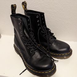 DR. Martens Black leather lace Up Boots Size 7- 11821