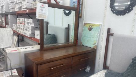 Ashley lyncott 4 pc bedroom set - queen bed dresser mirror nightstand - whole set display discount