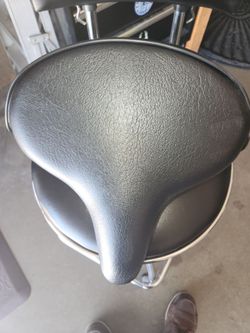 Oversized cruiser bicycle seat.