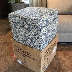 🦋 55 Dlls Storage Ottoman  in Ivory & Blue Brand New in Box  17“ H x 18” D x 18”W