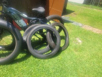 48 V 1400 W 30 amps it goes 30 miles an hour I only had it 6 months