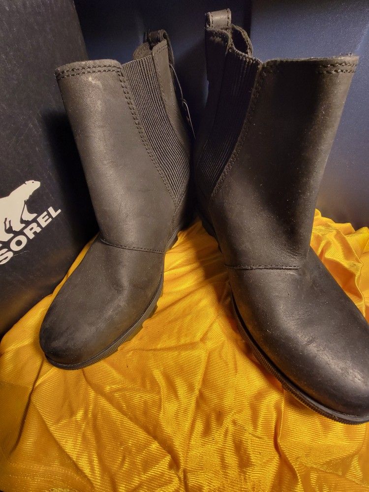 Size 9.5 SOREL BOOTIES