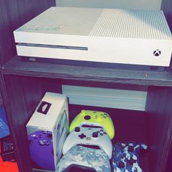 XBOX ONE W/ 5 CONTROLLERS AND A FEW GAMES