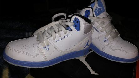 Vendo tennis. Jordan size 4 de niño en 50 y unos Nike size 8 1/2 nuevos de mujer 48.