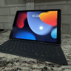 12.9 Apple iPad Pro (WiFi) / 128GB / (ML0N2LL/A) with Genuine Smart Keyboard and Case