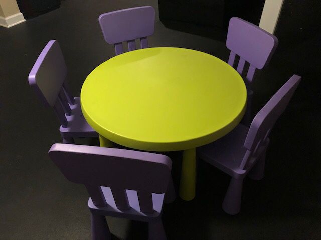 Kid’s table with 5 chairs
