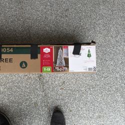 6 Ft Flocked Christmas Tree - Winter Snow Look - Excellent Condition