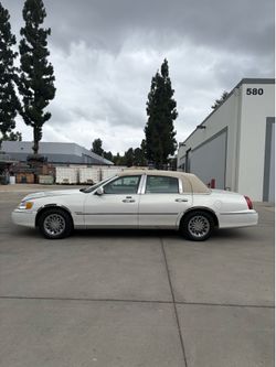 2000 Lincoln town car