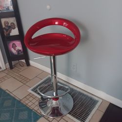 Beautiful red chair, bass needs some attention Chair goes up and dowaccusation.