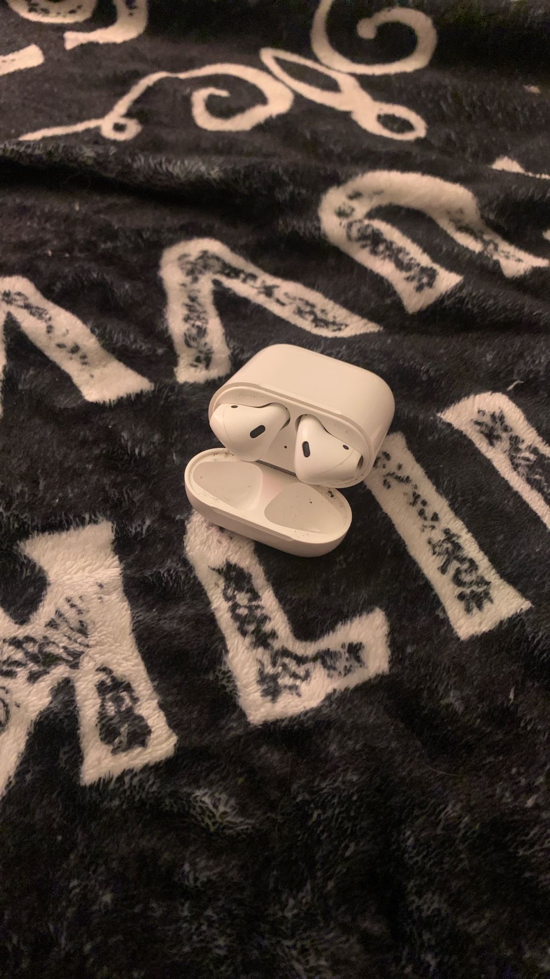 Apple AirPods Gen 2 (Slight Use)