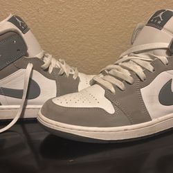 gray jordan 1s size 10 (read disc) 