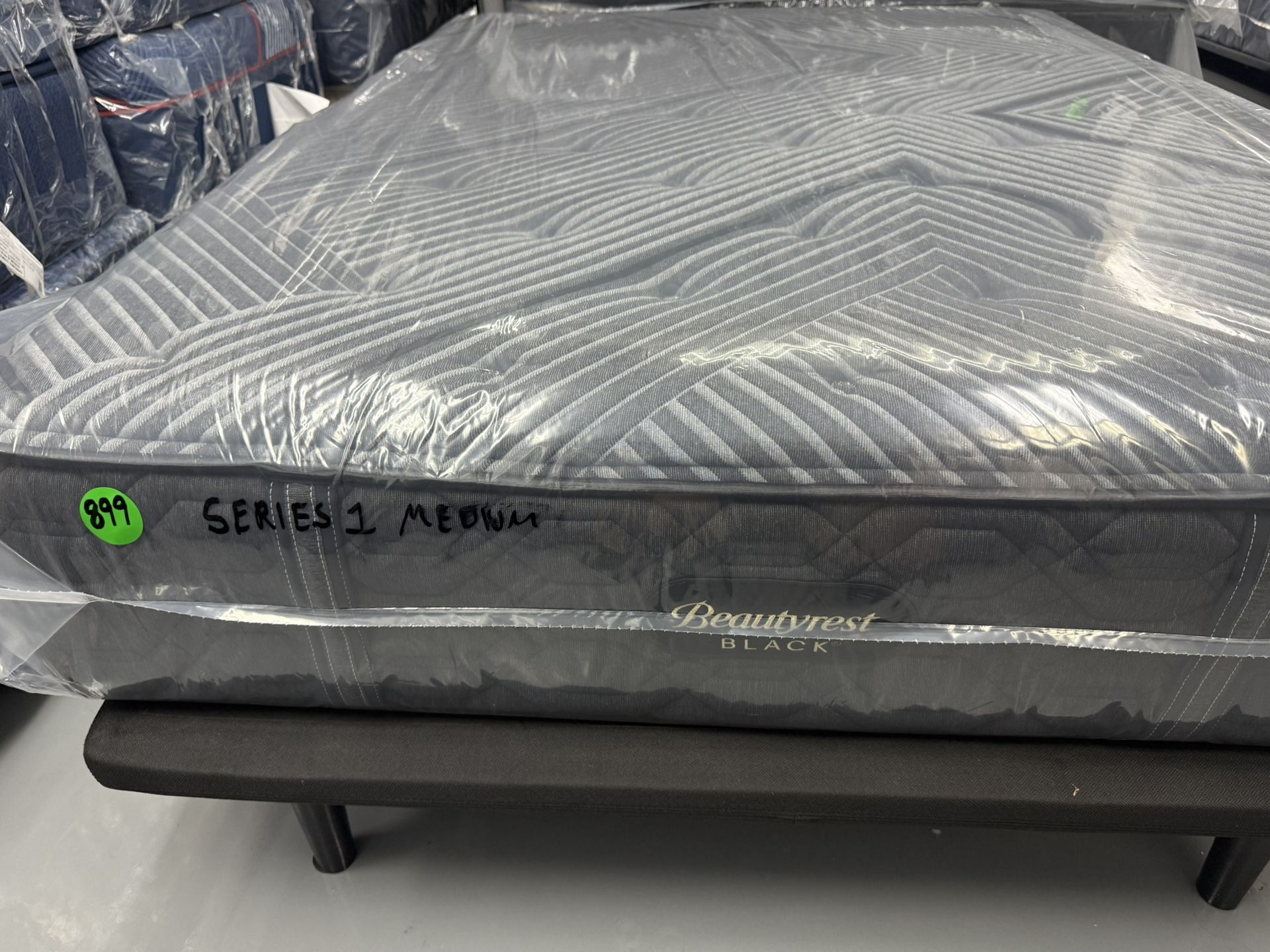 QUEEN SIZE SIMMONS BEAUTYREST BLACK LEVEL 1 (MEDIUM) MATTRESS & BOX SPRING BED SET