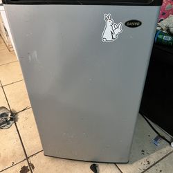 Sanyo Mini Fridge